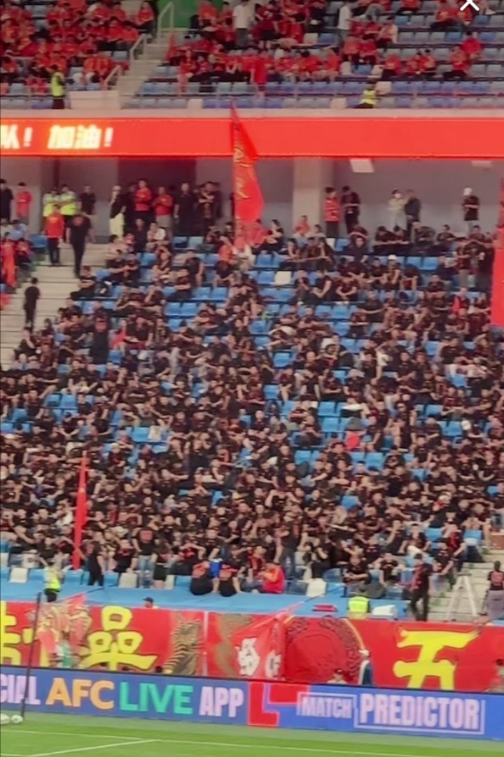 关于中国足球新闻热点球迷瞩目各支球队未来发展的信息