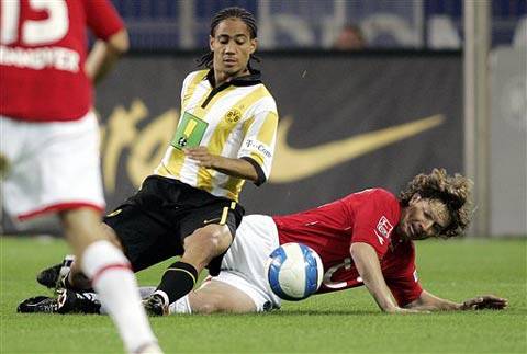 包含汉诺威主场突围，逼平强敌保住不败纪录的词条