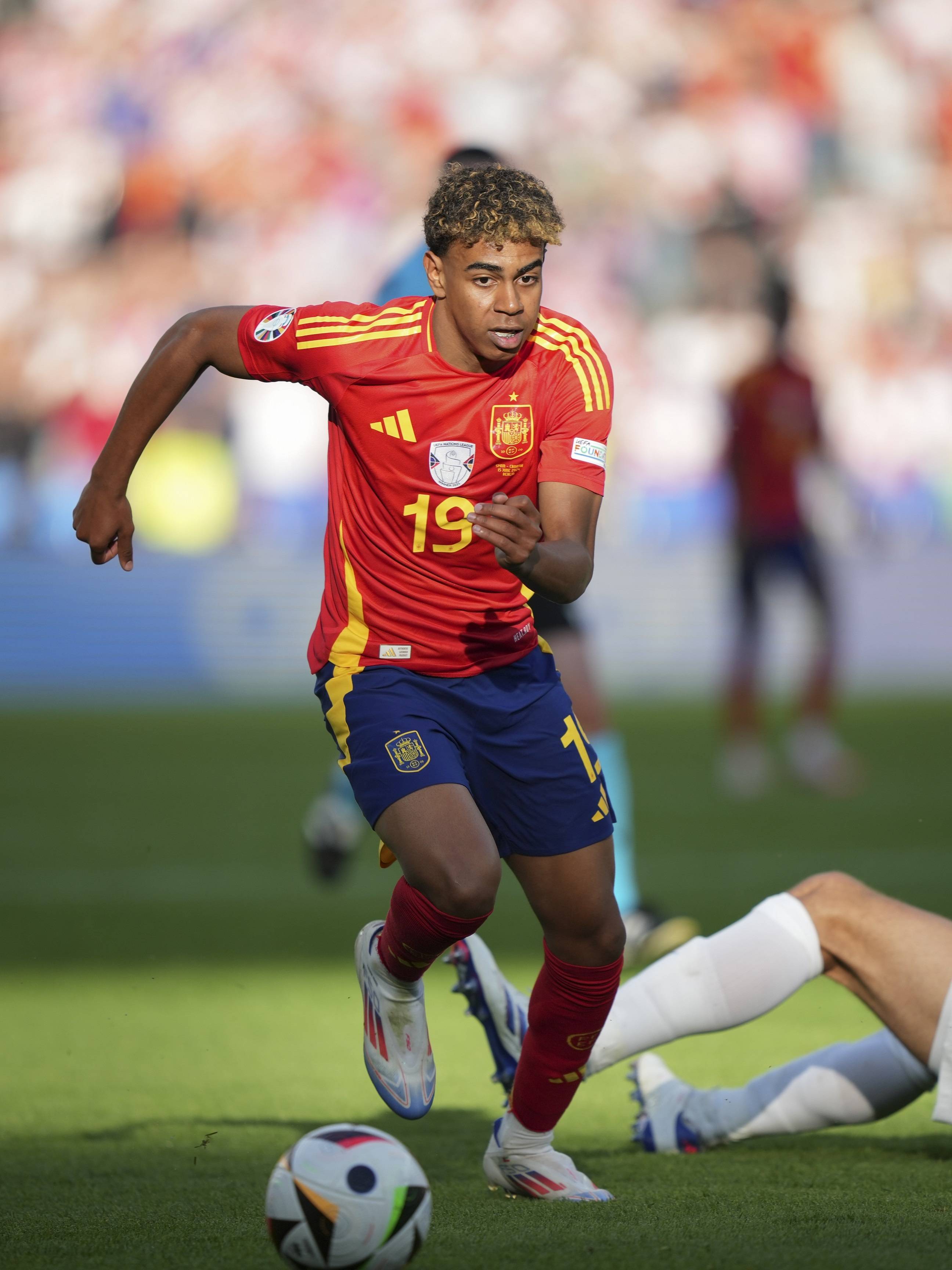 包含意大利小组赛出局，欧洲杯赛场掀起波澜的词条