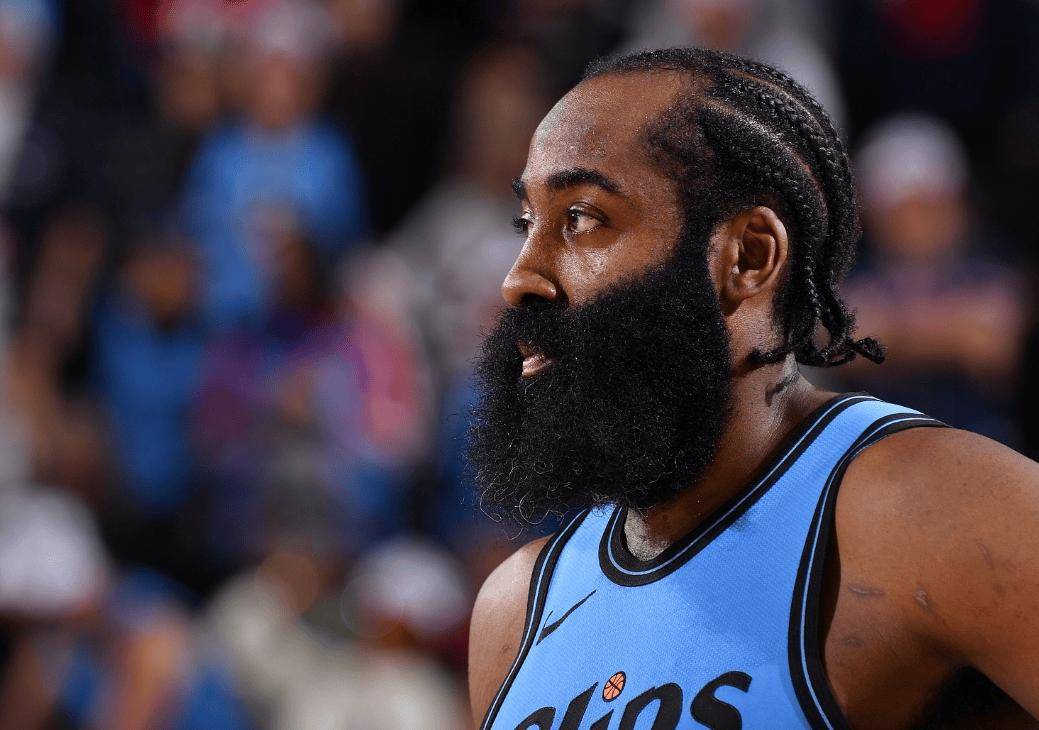 阿扎伦卡迎来十二赛季出色发挥，快船观众热烈欢呼！