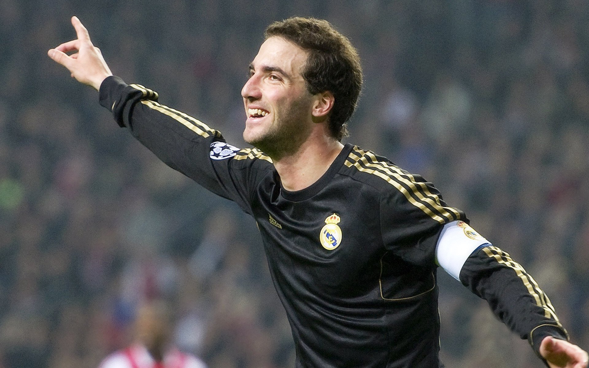 穆古鲁扎连续十二场比赛得分超过表现优异，TES不断突破！观众掌声雷动