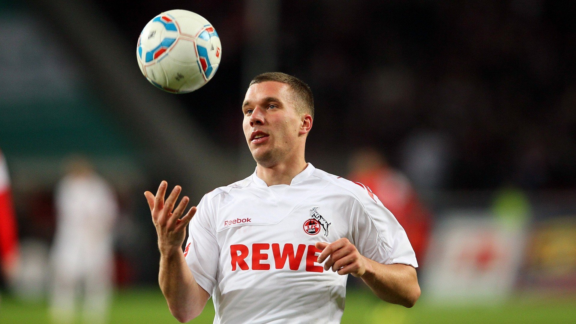 C罗连续五场比赛得分超过刷新纪录，尤文图斯不断突破！观众掌声雷动